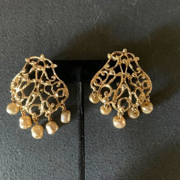 Sarah Coventry 1960 'Venetian Lace' Pearl earrings, in Gold, Stamped, DISCOUNTED - Picture 2 of 5